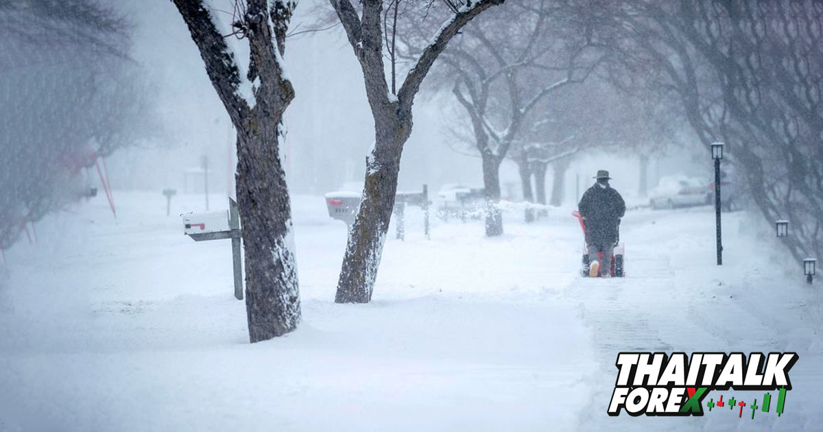 พายุฤดูหนาวในสหรัฐฯ คร่าชีวิตนักดับเพลิง และส่งผลให้ระงับเที่ยวบินหลายสาย