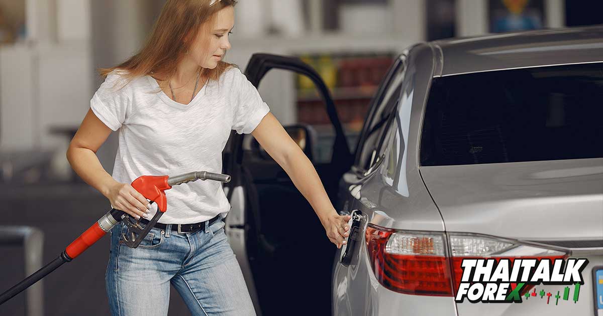 ราคาน้ำมันเบนซินพุ่งสูง เนื่องจากสต็อกเชื้อเพลิงลดลงและความต้องการเดินทางที่เพิ่มขึ้น